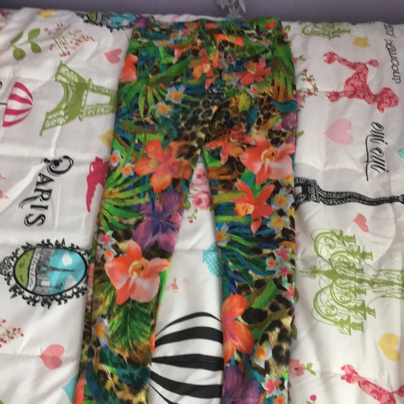 Smooth and Stretchy kid size 10/12 Jungle print. - Picture 3 of 3